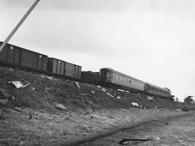 172394 Afbeelding van de ravage na de botsing tussen exprestrein 21 en de stilstaande stoptrein 825 nabij Weesp, met de ...